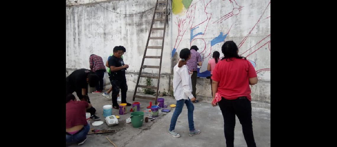 Alumnos del Profesorado de Artes  Visuales pintan murales en el CAJA