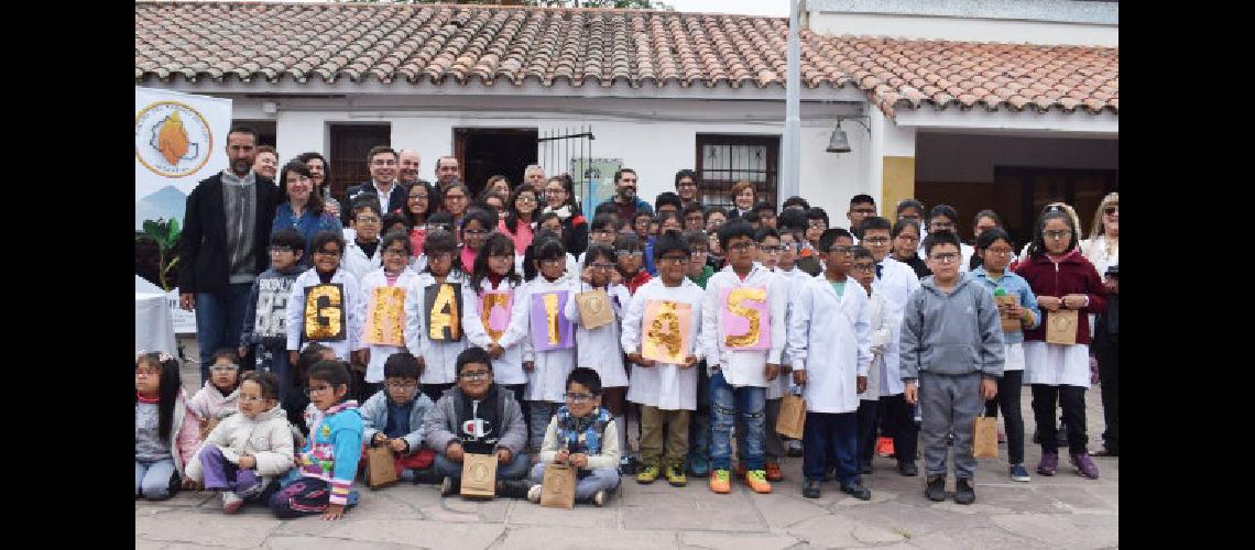 Entregaron maacutes de sesenta anteojos a  estudiantes de la escuela primaria Nordm 312