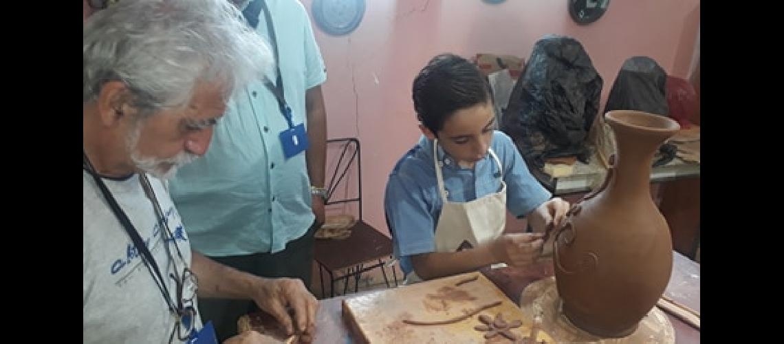 Taller de joyeriacutea ceraacutemica con Rubeacuten Corzo