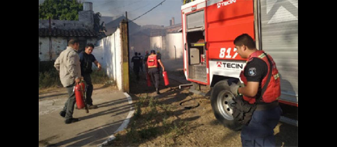 SE TRABAJOacute TODA LA NOCHE PARA EXTINGUIR EL FUEGO EN EL INGENIO LA ESPERANZA