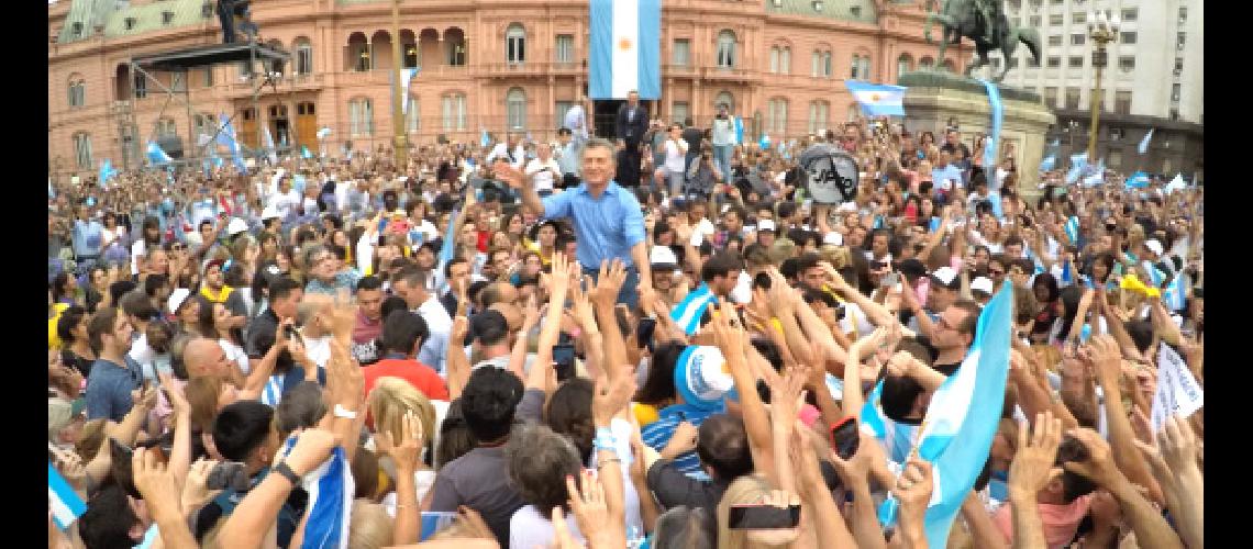 Una multitud despidioacute al presidente Mauricio Macri