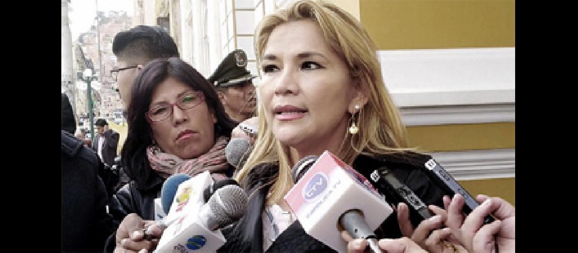 Jeanine Aacutentildeez #147indiferente#148 a la asuncioacuten de Fernaacutendez