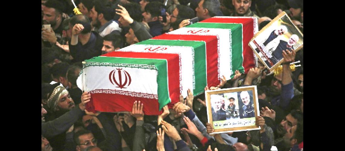 Multitudinario adios al jefe militar Qasem Soleimani