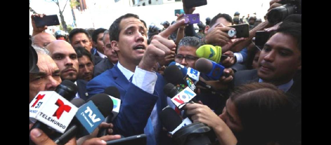 Golpe parlamentario contra liacuteder opositor Juan Guaidoacute