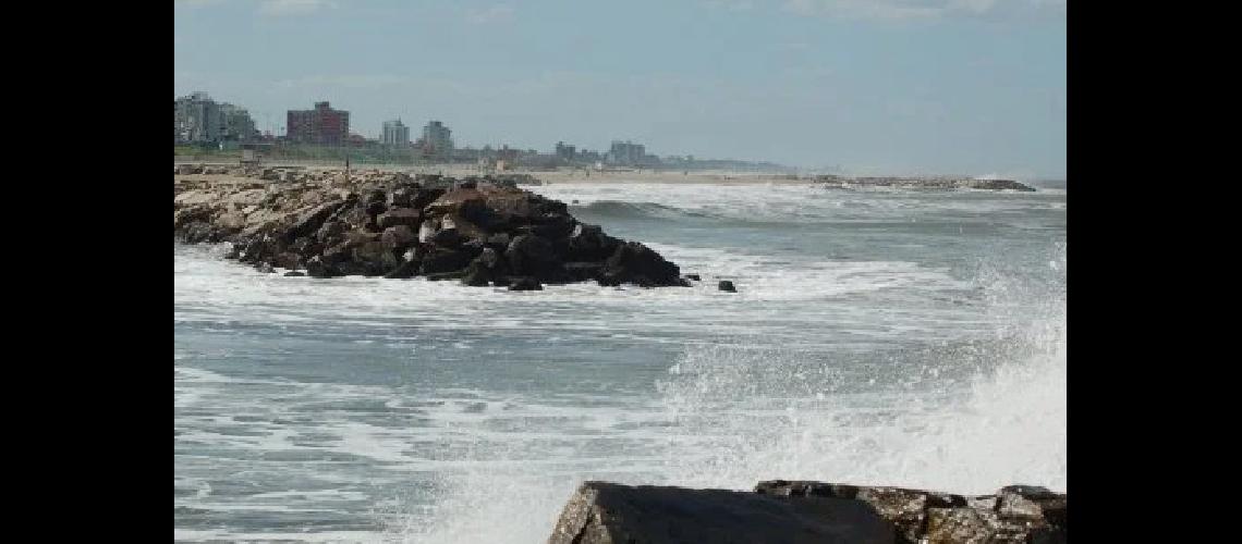 Tragedia en la Costanera se tiroacute al riacuteo para salvar a su hija y a su esposa y murioacute ahogado