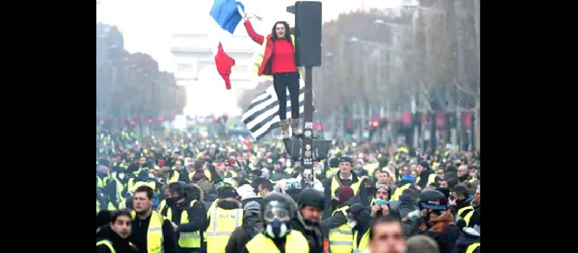Miles de personas volvieron a protestar contra Macron