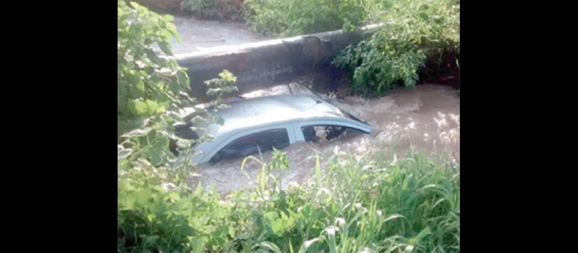 Murioacute ahogada tras caer el auto a un canal de riego en Libertador