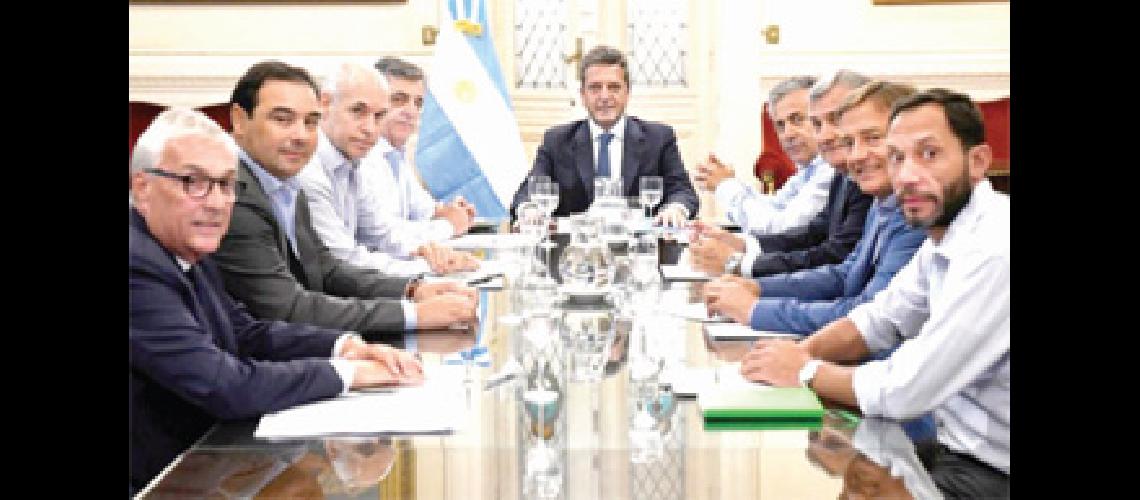 Respaldo a la Ley de Deuda pero #147ayuacutedennos#148
