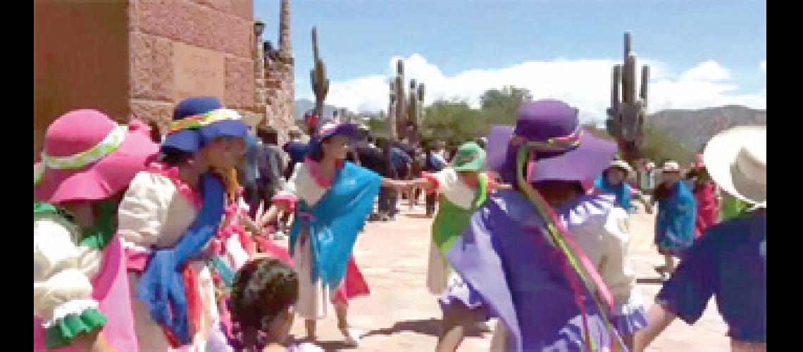 Junto a los turistas Humahuaca celebroacute el Diacutea del Carnavalito