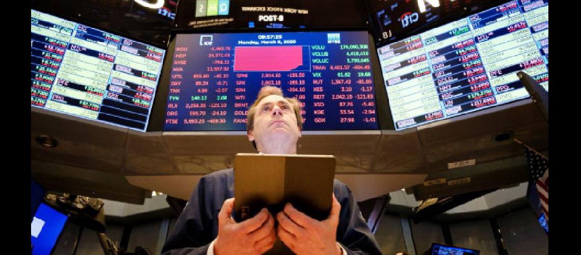 Wall Street cayoacute en picada tras alarma por coronavirus