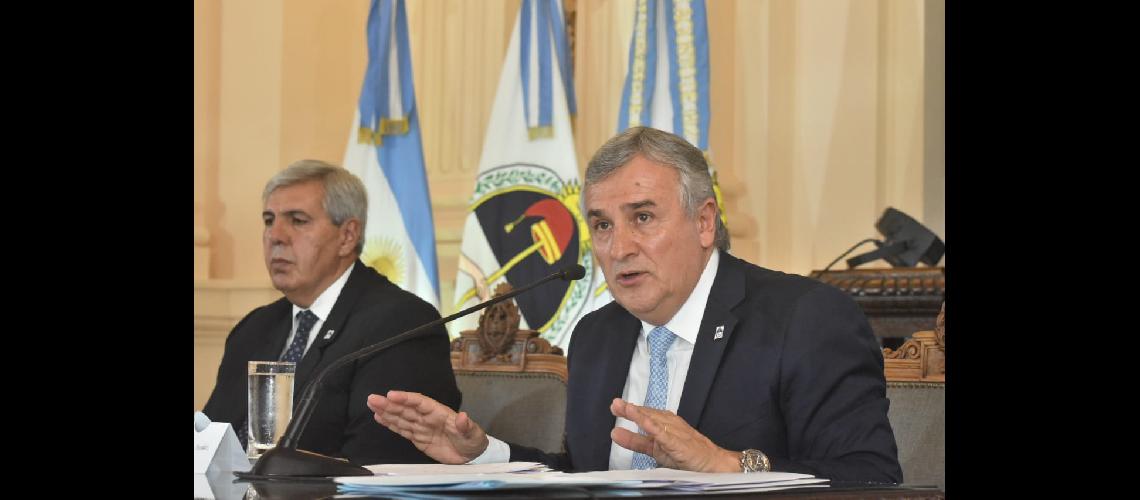 Morales dispuso reduccioacuten de salarios de funcionarios