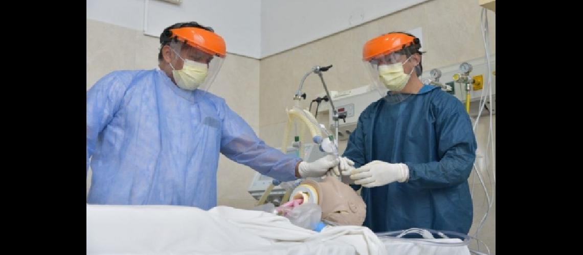 Capacitan a enfermeros sobre #147cuidados criacuteticos#148