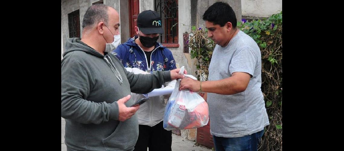 Vecinos solidarios entregaron bolsones de mercaderiacutea de Pami Jujuy