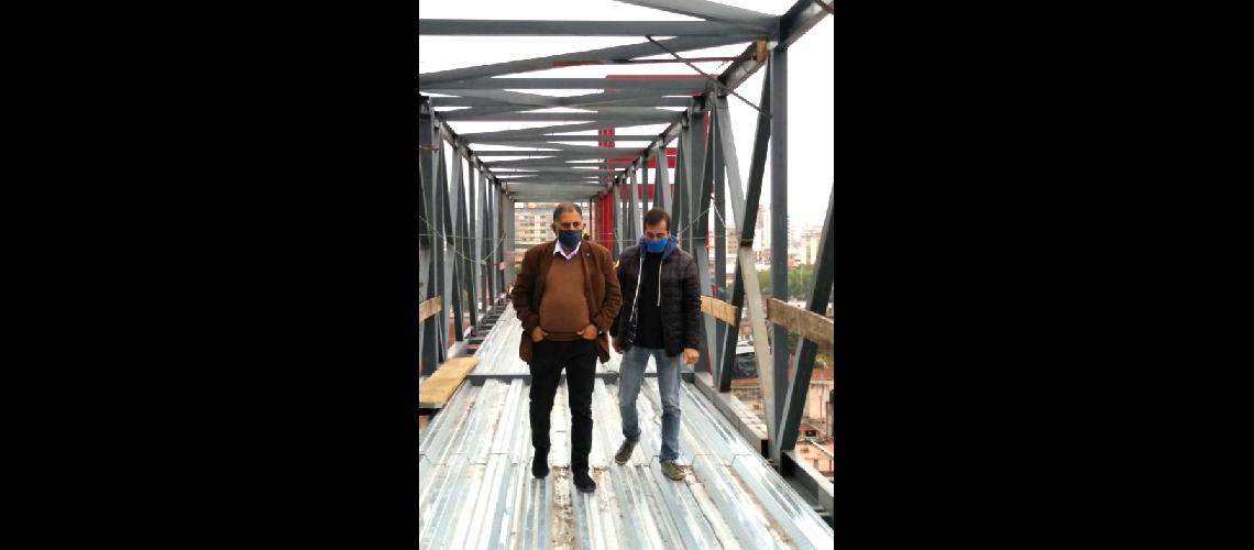 Instalan la estructura del piso para la pasarela del Ascensor Urbano