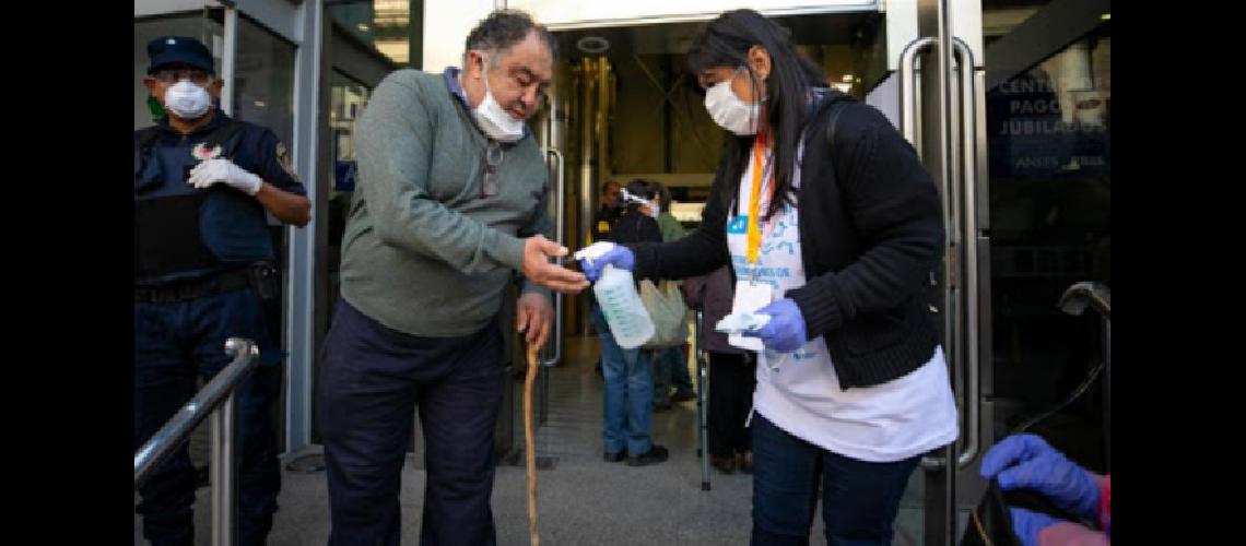 Siguen brindando asistencia a personas adultas mayores