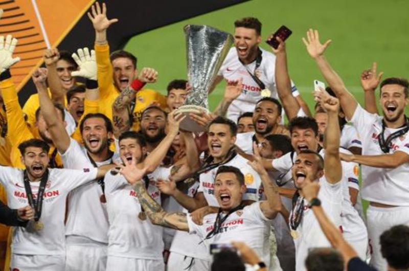 Sevilla gritoacute campeoacuten en Alemania