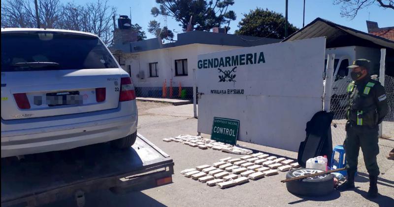 Pretendiacutea pasar con 61 kilos de cannabis sativa ocultos en un auto