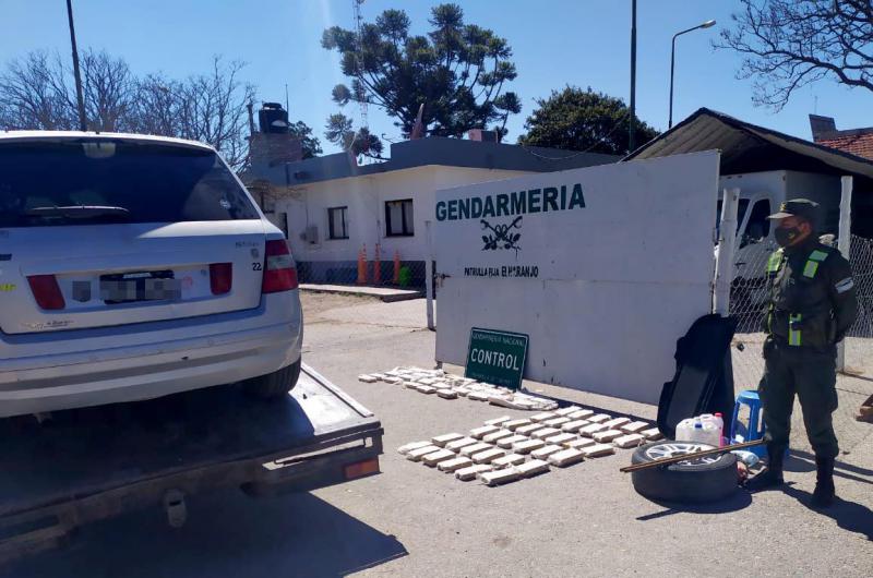 Pretendiacutea pasar con 61 kilos de cannabis sativa ocultos en un auto