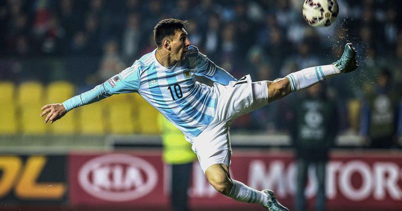 Messi se perderaacute el claacutesico ante Real Madrid por jugar para Argentina