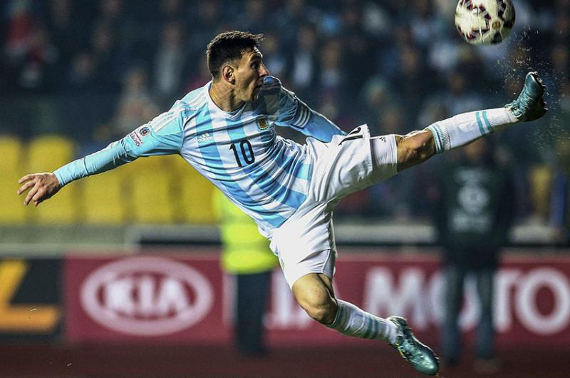 Messi se perderaacute el claacutesico ante Real Madrid por jugar para Argentina