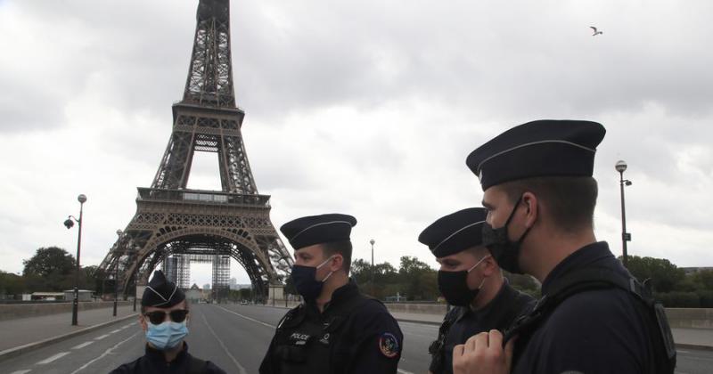 Evacuaron la Torre Eiffel por una amenaza de bomba que resultoacute ser falsa
