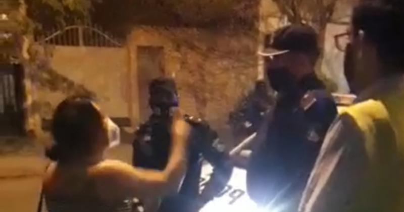 Detienen a un hombre que intentoacute golpear a los policiacuteas en un control vehicular