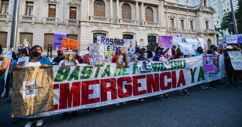 Una multitud marchoacute contra los femicidios