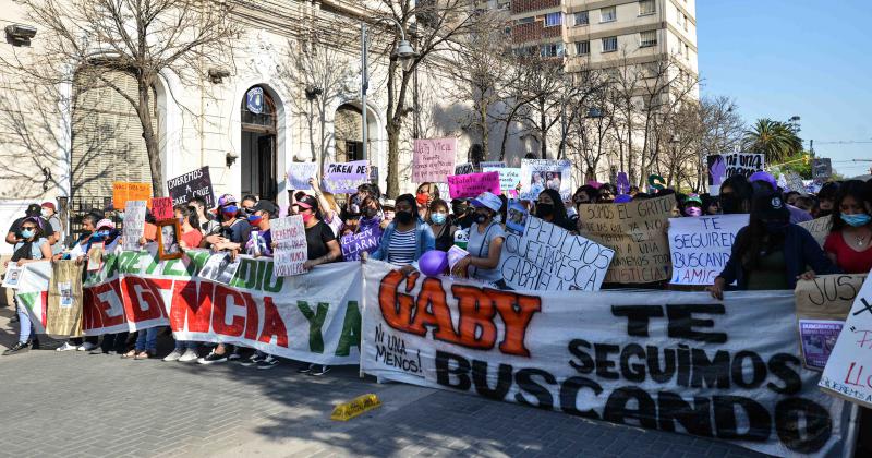 Una multitud marchoacute contra los femicidios