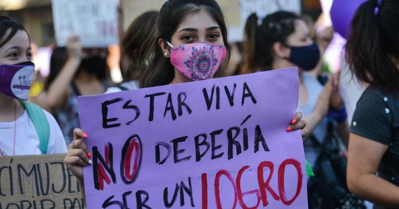 Una multitud marchoacute contra los femicidios