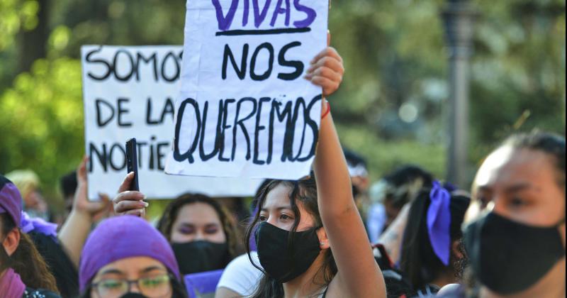 Una multitud marchoacute contra los femicidios