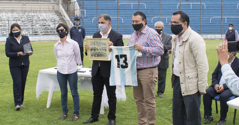 Emotivo homenaje a glorias de Gimnasia de Jujuy