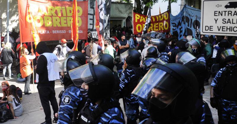 La Policiacutea desalojoacute la toma de Guernica 35 detenidos que luego fueron liberados