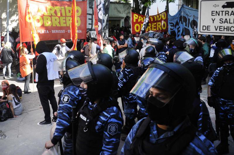 La Policiacutea desalojoacute la toma de Guernica 35 detenidos que luego fueron liberados