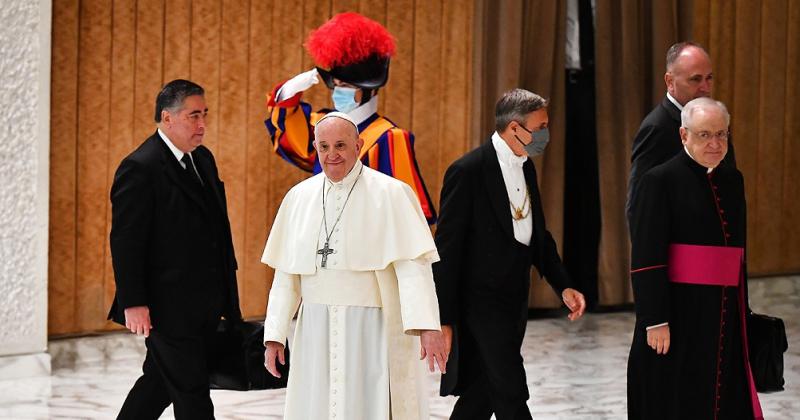 El papa Francisco denuncioacute una casta pecadora en la Curia 