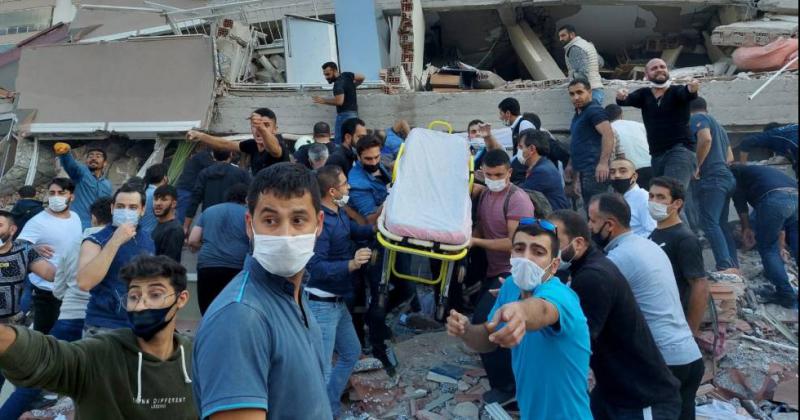 Al menos 14 muertos en Grecia y Turquiacutea causoacute un fuerte terremoto