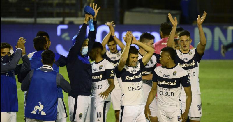 Gimnasia (LP) le regaloacute una victoria al astro Diego Maradona 