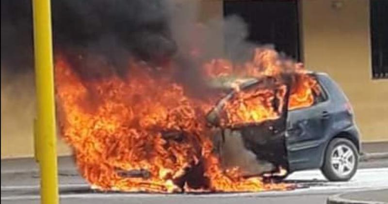 Se incendioacute un auto y la conductora sufrioacute un shock