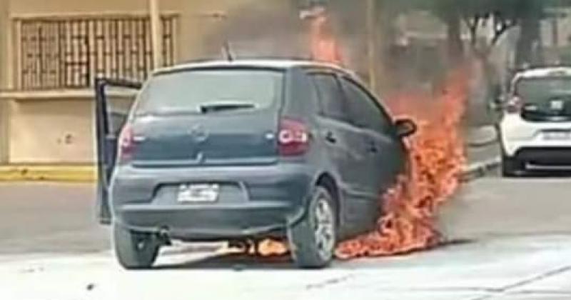 Se incendioacute un auto y la conductora sufrioacute un shock