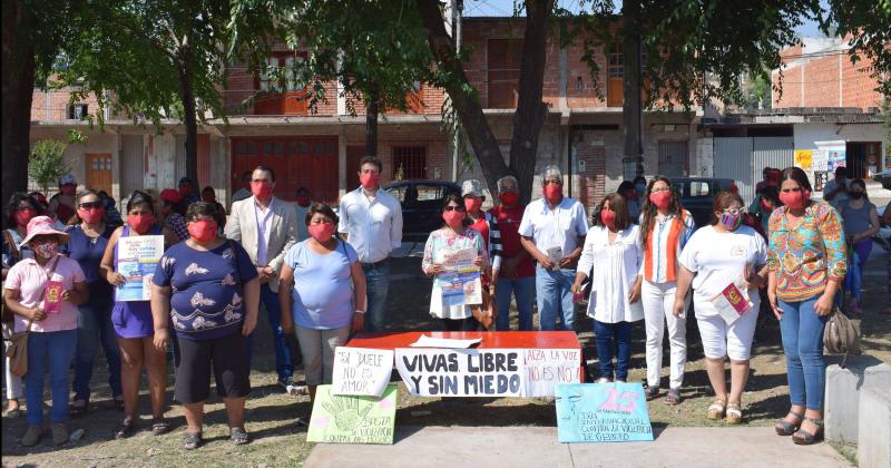 Concejales y vecinos realizaron una caminata por barrios de la ciudad