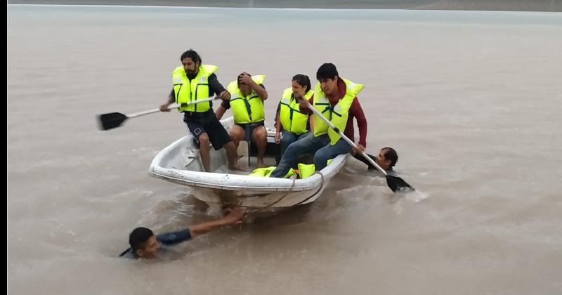Rescataron a varias personas varadas en Dique Las Maderas