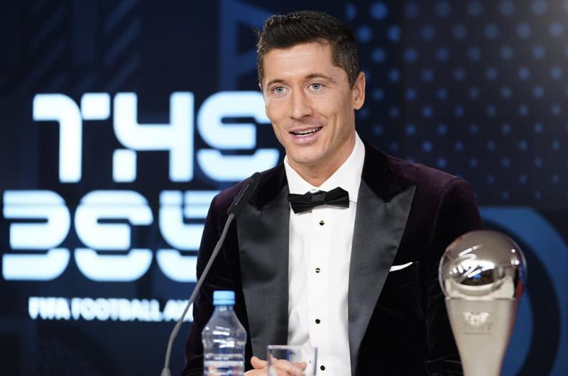 Robert Lewandowski en el pedestal del fuacutetbol mundial