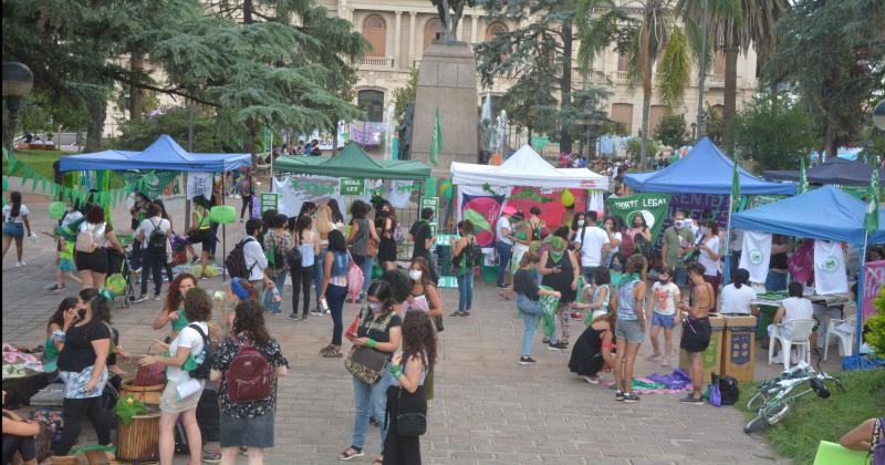 Tambieacuten los pantildeuelos verdes realizaron vigilia en la plaza Belgrano