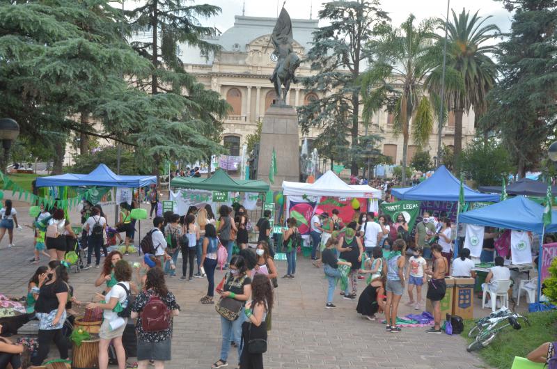 Tambieacuten los pantildeuelos verdes realizaron vigilia en la plaza Belgrano