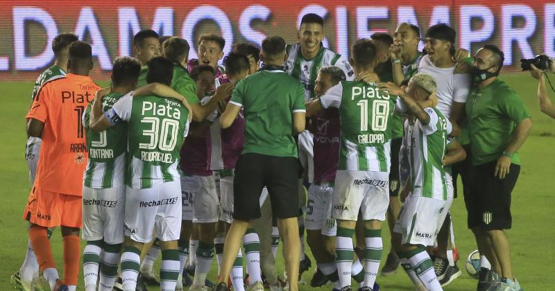 Banfield goleoacute a San Lorenzo y es finalista 