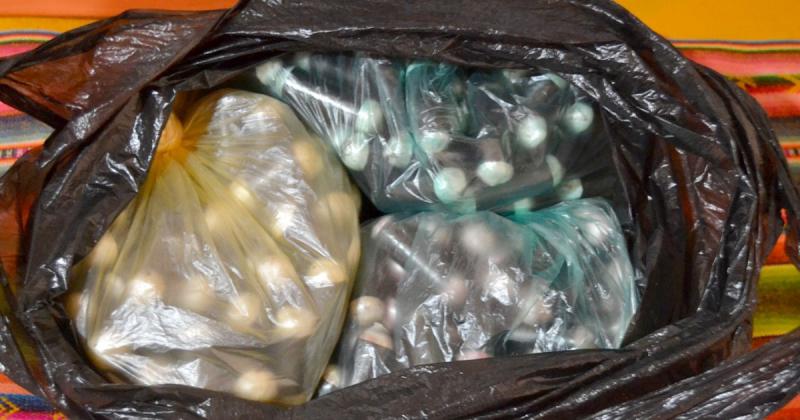 Atraparon a un sujeto con 250 caacutepsulas de droga en su equipaje