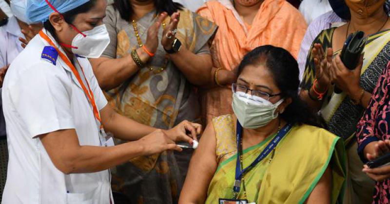 Nueva Delhi comenzoacute la mayor campantildea de vacunacioacuten del mundo