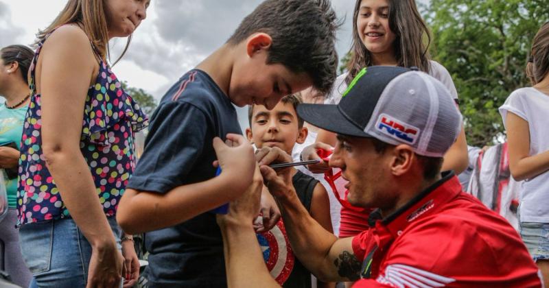 Benavides  recibioacute una efusiva bienvenida del pueblo saltentildeo