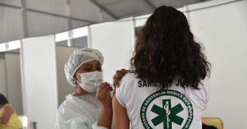 Maacutes de mil agentes de la salud se vacunaron en el HOSCAM