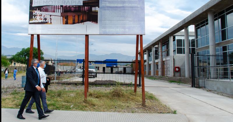 Invitaraacuten a Gonzaacutelez Garciacutea para la apertura del Centro Regional de Hemoterapia