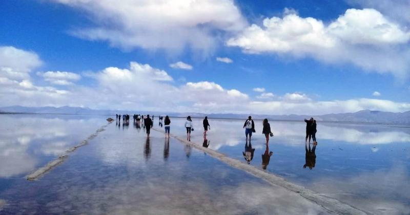 Las Salinas Grandes bajo un manto de agua cristalina